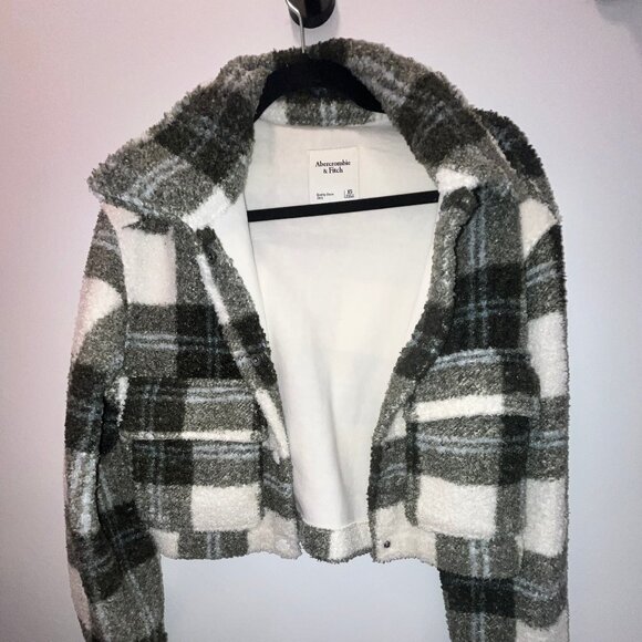 Abercrombie & Fitch Cropped Sherpa Shirt Jacket - Olive Plaid - Picture 6 of 8